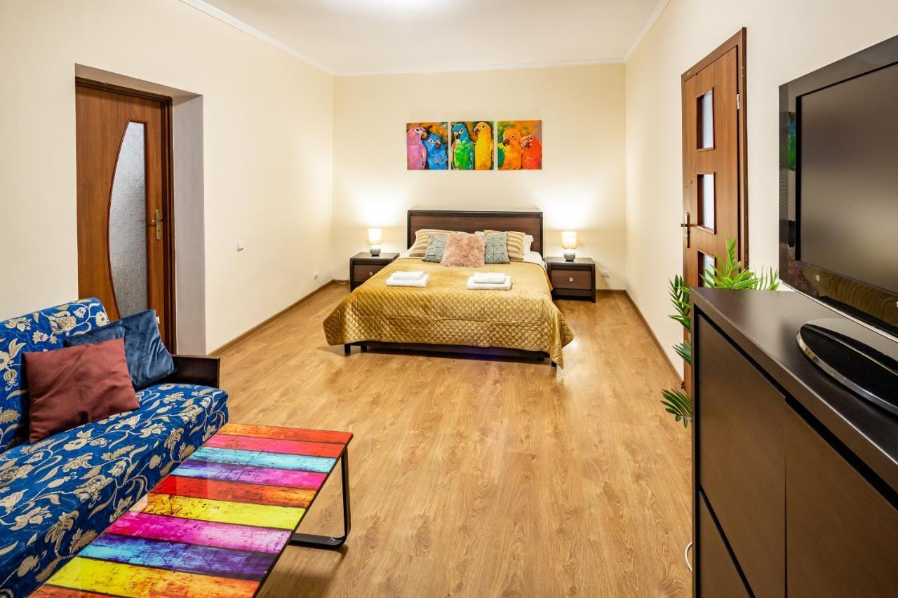 Rainbow Apartment Near Rynok Sq ลวีฟ ภายนอก รูปภาพ